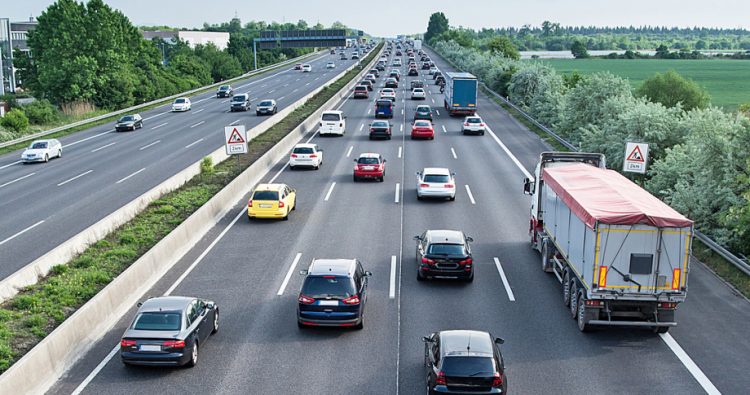 Những nguyên tắc chạy cao tốc mà nhiều xe tải bỏ bê