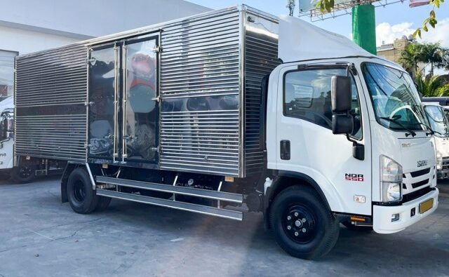 Xe Tải Isuzu NQR75ME5 5.5 Tấn Thùng Kín